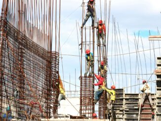 Alcuni lavoratori in abbigliamento di sicurezza